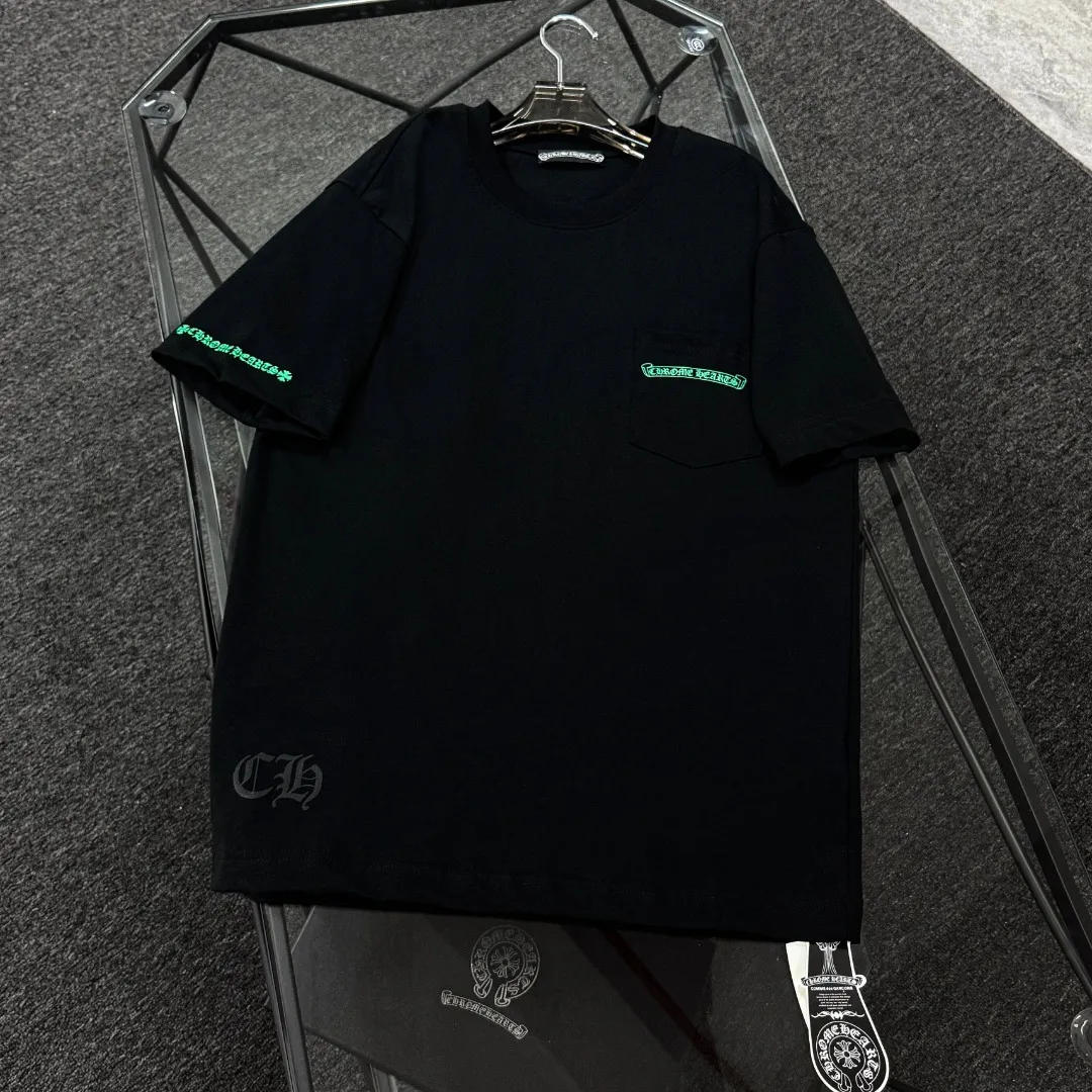 P180 Chrome Hearts Chrome Hearts 25 high-end versions. The fabric is made of 300 grams of high-density pure cotton. It does not deform or shrink. It has three labels. It is the same style for men and women. Technology: suede foaming + digital printing. Color: white, black. SIZE: S-XL.